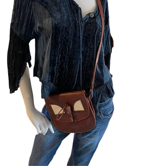 Vintage Leather Handcrafted Crossbody Handbag - Picture 3 of 12